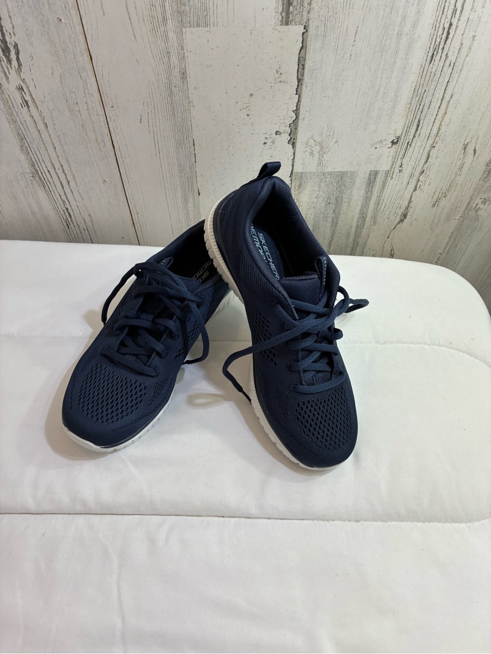 Skechers NWOT  Women’s Sz 7.5  Navy Athletic Trainers with White Sole